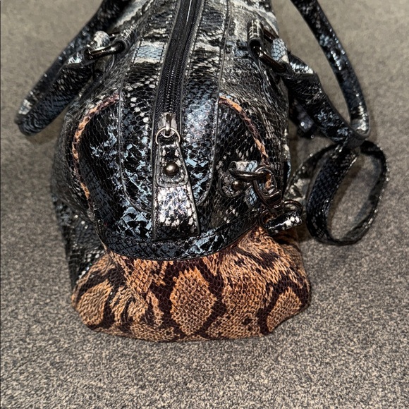 Carlos Santana cross body handbag Black and Gray Snake Print - Picture 3 of 10